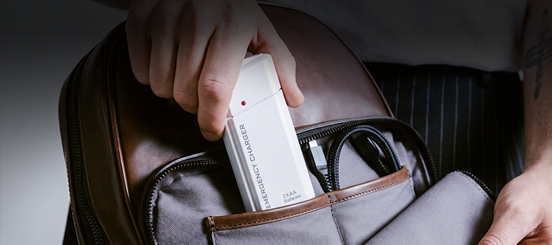 Bærbar nødlader med AA-batterier – USB-opladning, kompakt og med LED-lommelygte – perfekt til rejser, pendling og strømafbrydelser