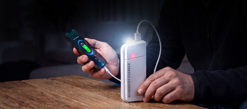 Bærbar nødlader med AA-batterier – USB-opladning, kompakt og med LED-lommelygte – perfekt til rejser, pendling og strømafbrydelser