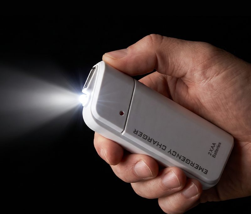 Bærbar nødlader med AA-batterier – USB-opladning, kompakt og med LED-lommelygte – perfekt til rejser, pendling og strømafbrydelser
